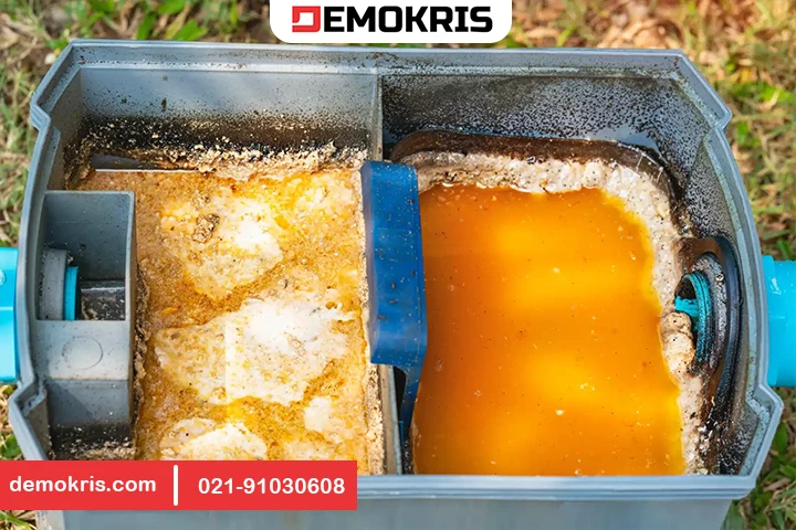 تمیر کردن چربی گیر و تخلیه آن