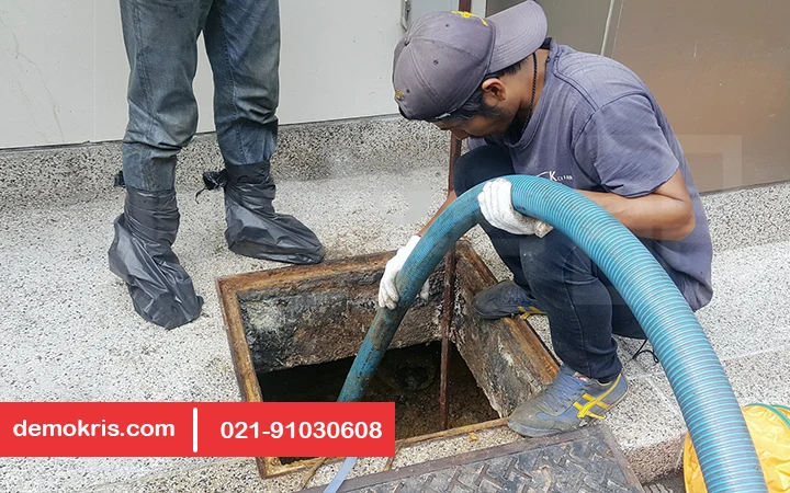 ابزار و تجهیزات مورد نیاز برای تخلیه چربی گیر رستوران - دموکریس