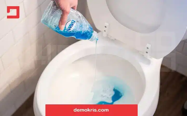 رفع گرفتگی چاه توالت با مدفوع به وسیله آب داغ و مایع - دموکریس